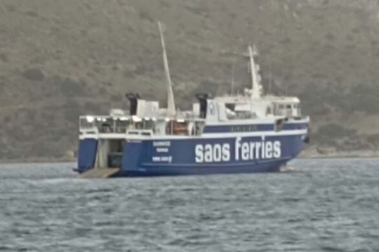 Το επιβατηγό-οχηματαγωγό πλοίο «ΣΑΟΝΗΣΟΣ» με ανοιχτή τη μπυκαπόρτα